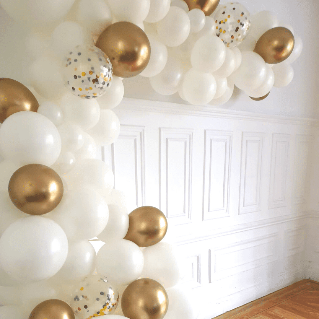 Arco de globos blanco y dorado