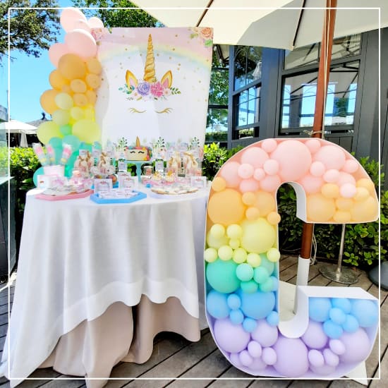 mesa unicornio con letra mosaico de globos