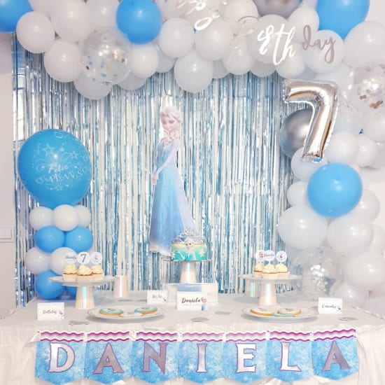 mesa frozen, globos y banderines con letras
