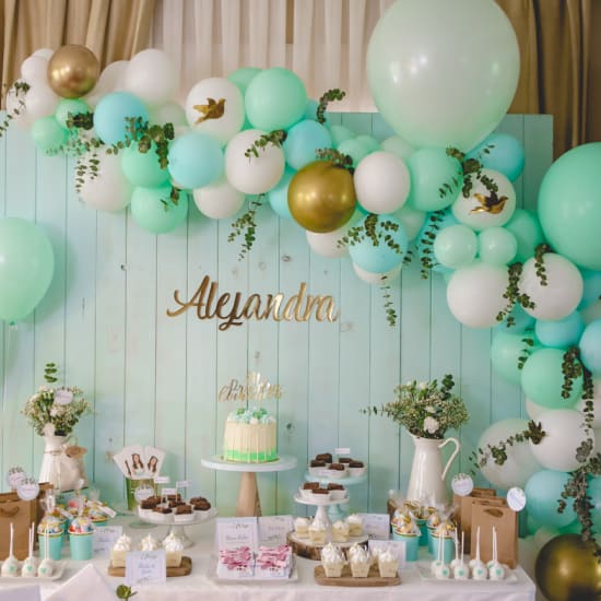 mesa con globos verde menta