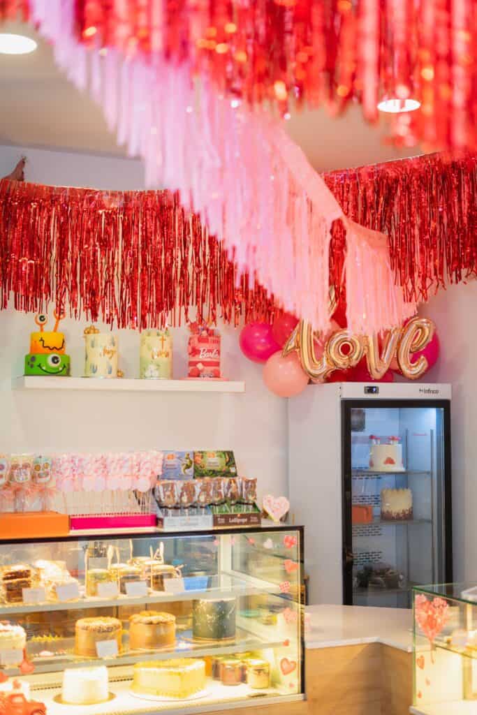 decoracion san valentin en tabatha pasteleria en madrid con flecos rojos y rosas