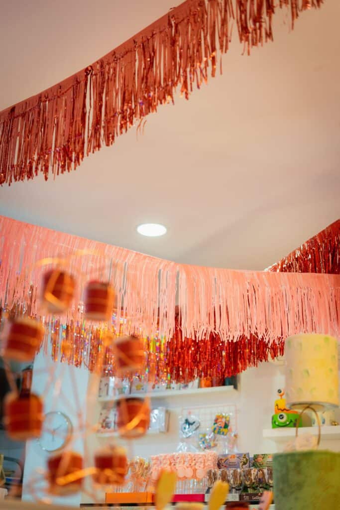 decoración san valentín en tábatha pastelería con flecos rojos y rosas