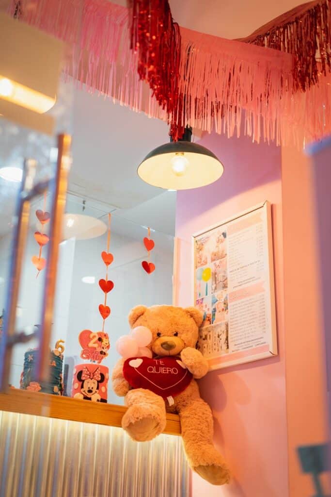 decoracion san valentin con oso de peluche y corazones colgantes