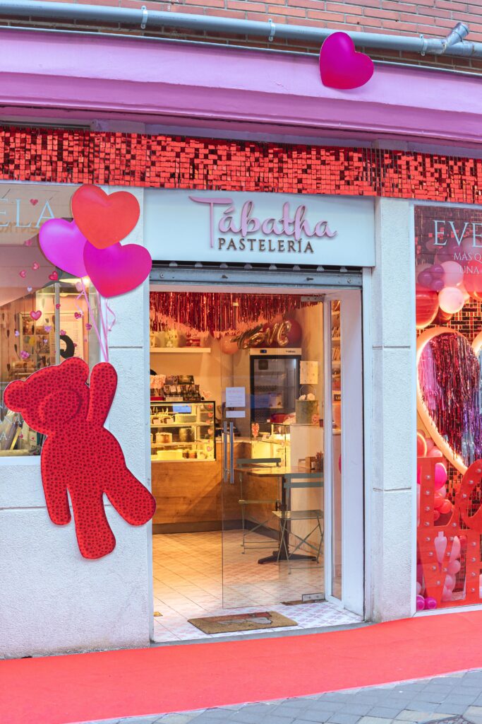 escaparate de san valentin con shimmer wall roja, oso rojo y globos por tabatha decora tu fiesta