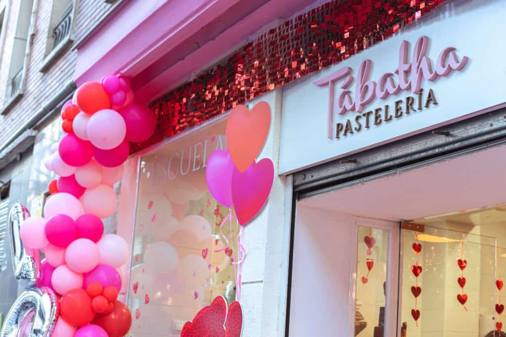 escaparate de san valentín con arco de globos