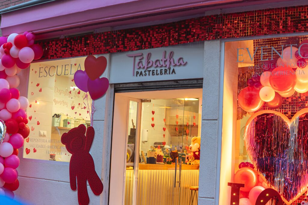 escaparate de san valentín con luces, globos y shimmer walls