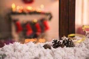 decoración noche de reyes magos nieve en ventana