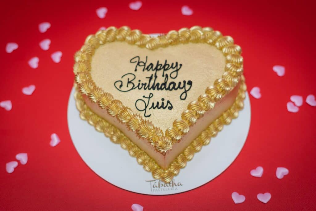 tarta personalizada en forma de corazón para cumpleaños color dorado