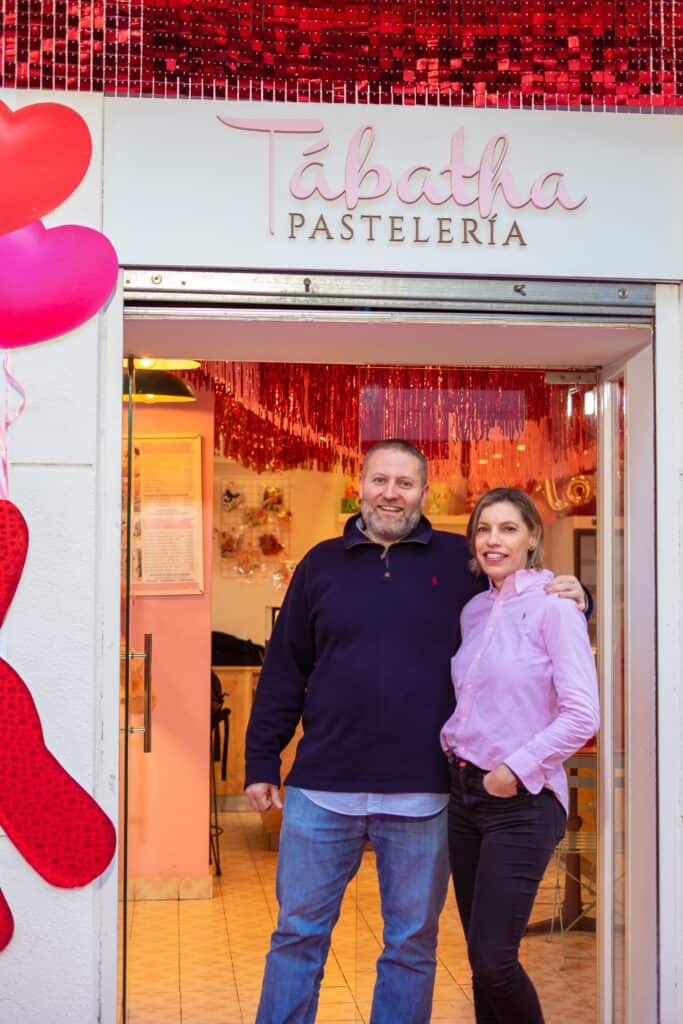 eva de tabatha decora tu fiesta frente a la decoración de san valentín junto a Uriel de tabatha pastelería en madrid