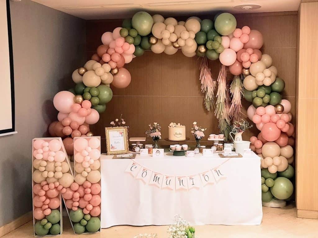 decoración comunión niña arco de globos para niña en tonos rosas y verdes y letra 3d rellena de globos