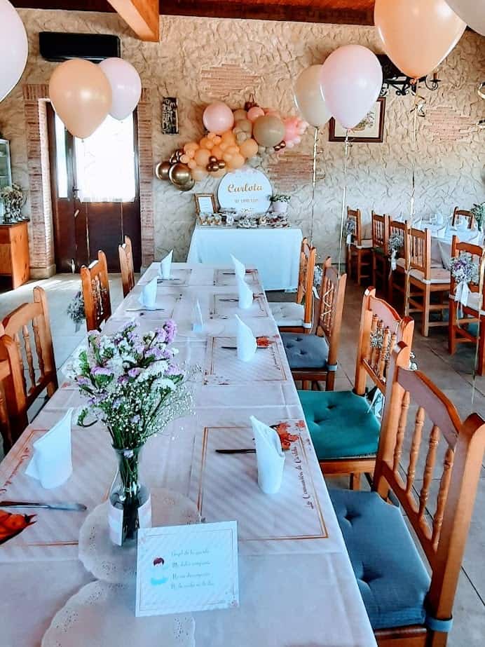 decoración con globos para comunión niña