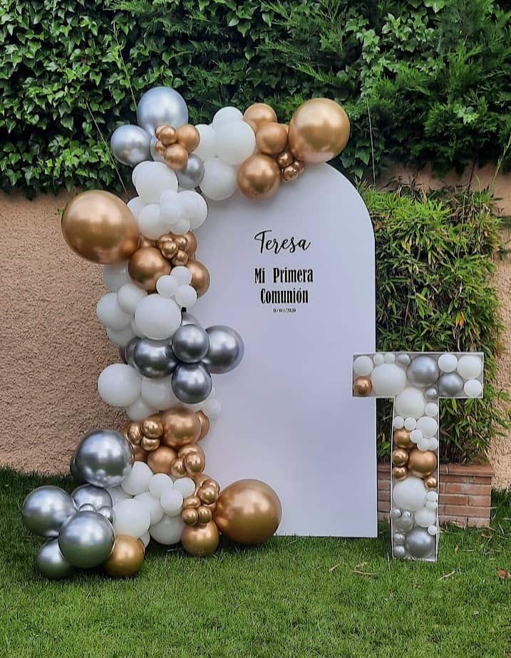 decoración de comunión niña con letras 3D rellenas de globos