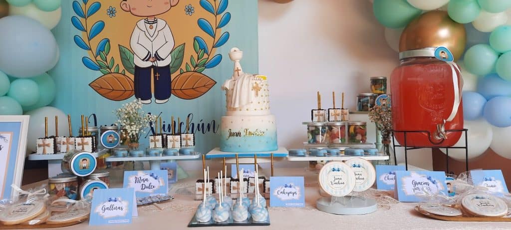 mesa de dulces para niños fiesta de primera comunión tonos azules