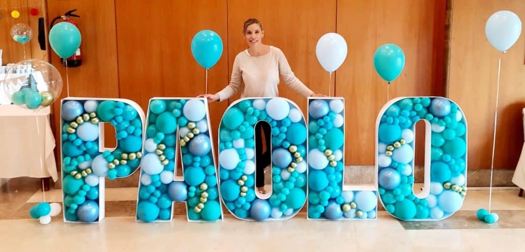 photocall de comunión niño con letras rellenas de globos azules y blancos