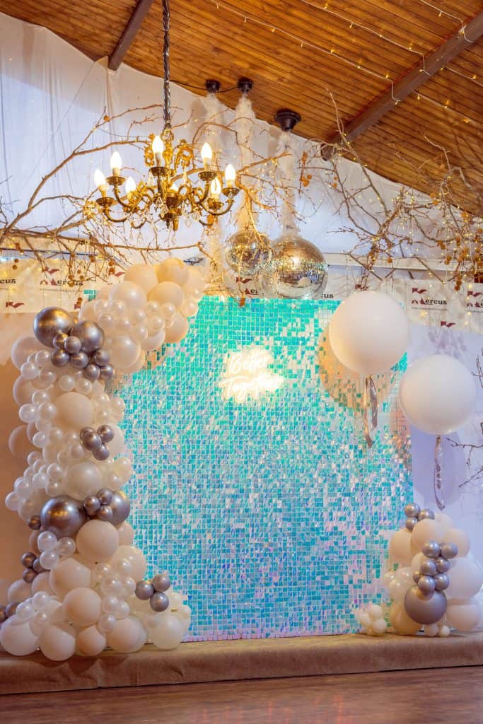 decoraciones para bodas con shimmer walls y globos