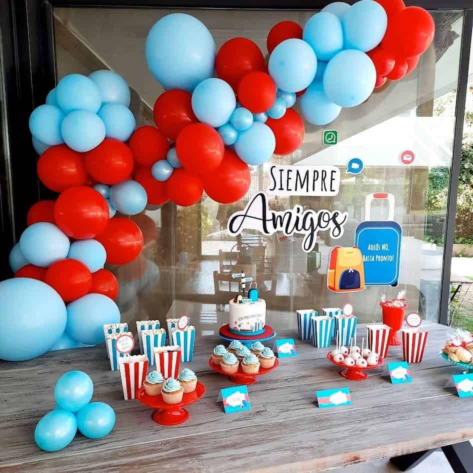 fiesta de despedida con decoración con globos y repostería personalizada