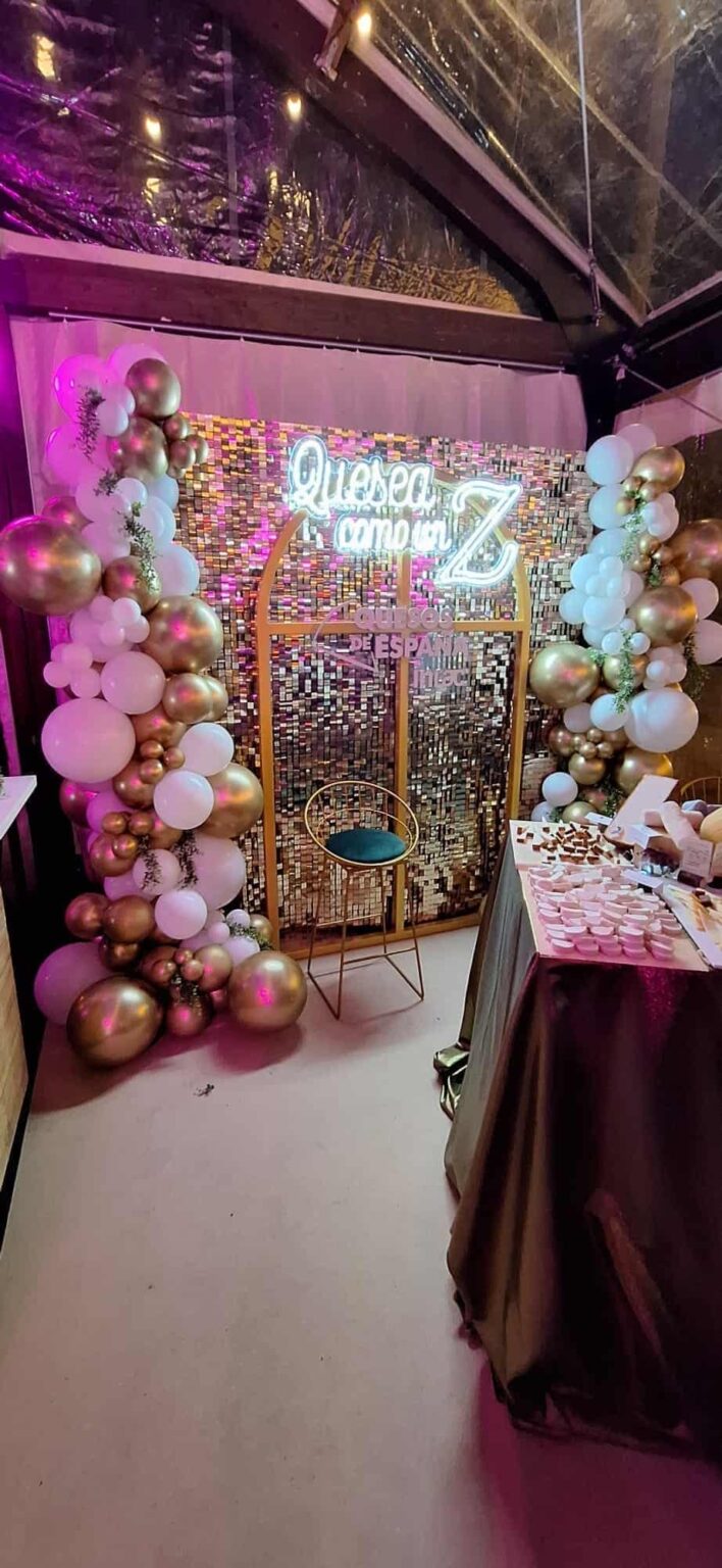 decoración con shimmer walls para evento corporativo tonos rosa, dorado y blanco shimmer wall plateada