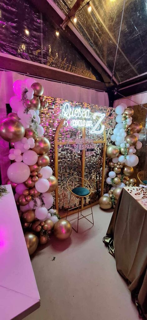decoración con shimmer wall dorada y globos para evento corporativo