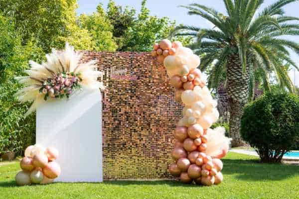 paneles de lentejuelas dorados para eventos al aire libre con globos en tonos dorados