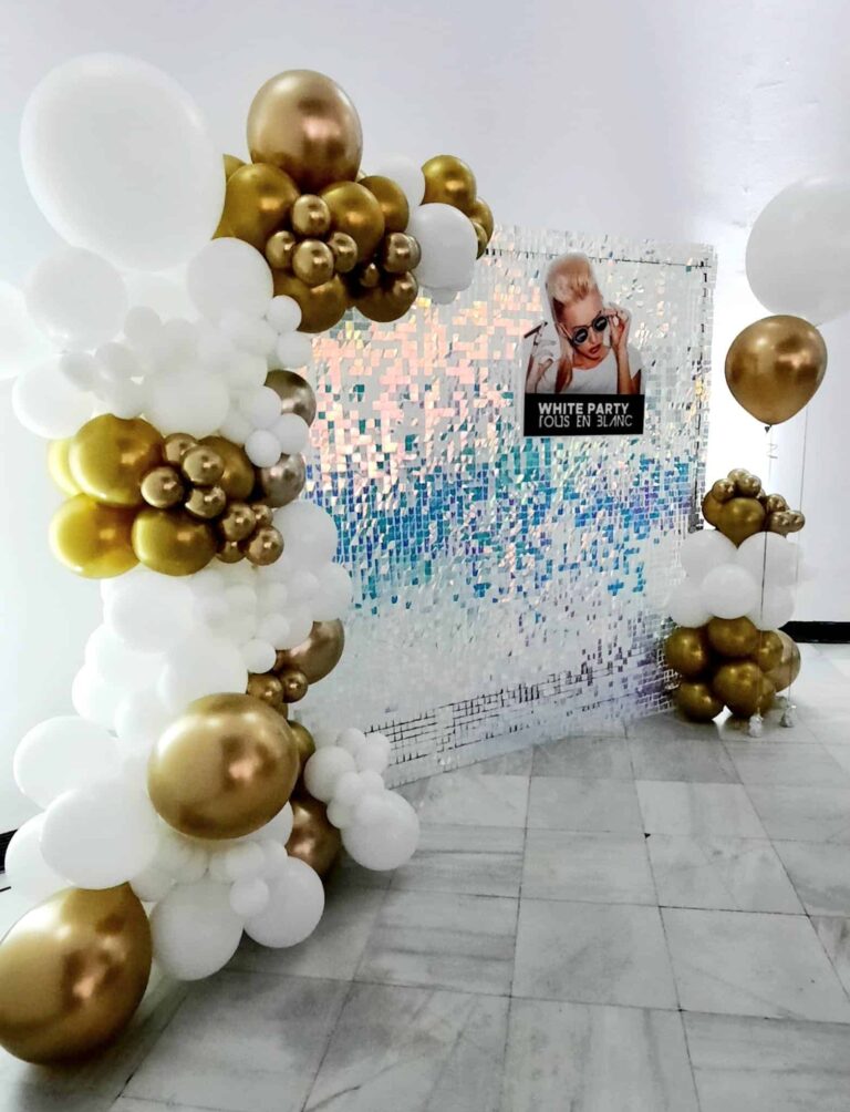 paneles de lentejuelas blanco y globos dorados y blancos