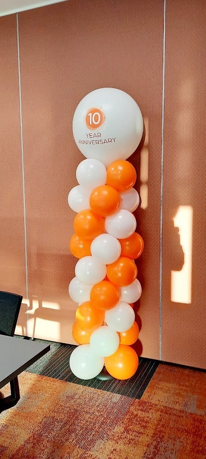 columna tradicional de globos con logo para fiesta aniversario