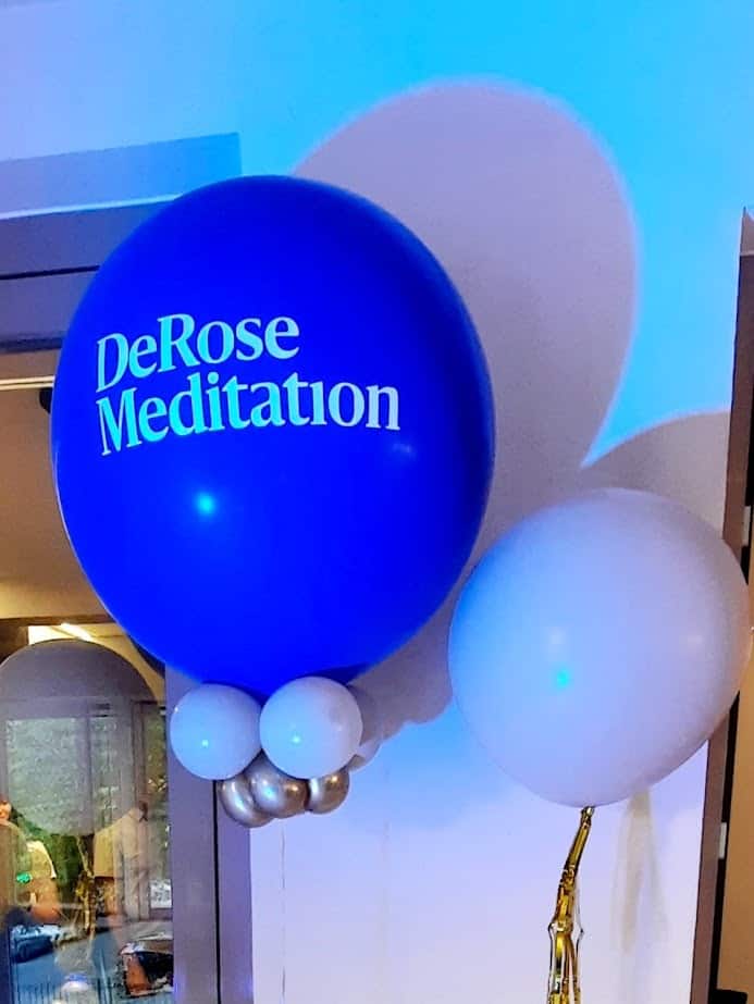 maxi globo personalizado en azul y blanco para evento corporativo de inauguración