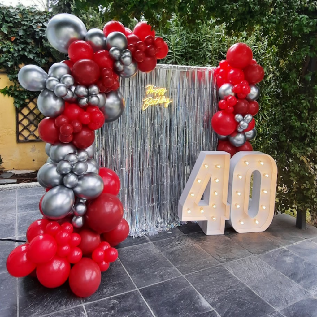 decoracion 40 cumpleaños en rojo y plata