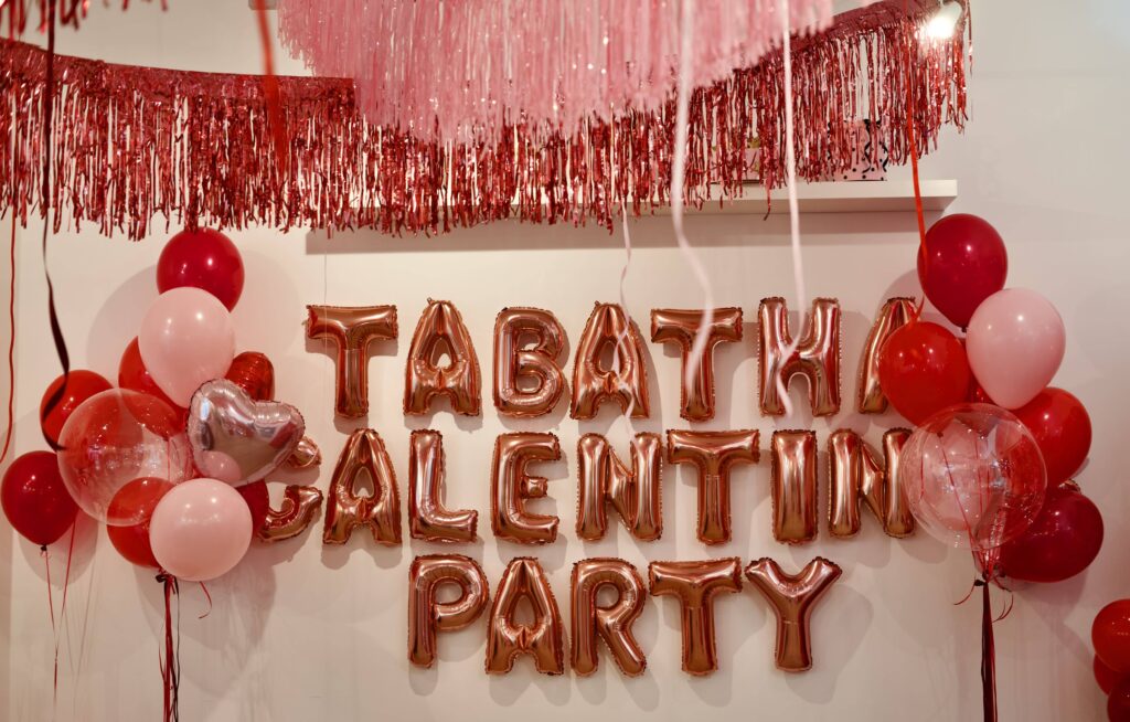 globos de helio en tonos rosa, rosa oro, rosa gold, globos en forma de letras, photocall para galentine's party celebrando galentine's day en tábatha decora tu fiesta en madrid