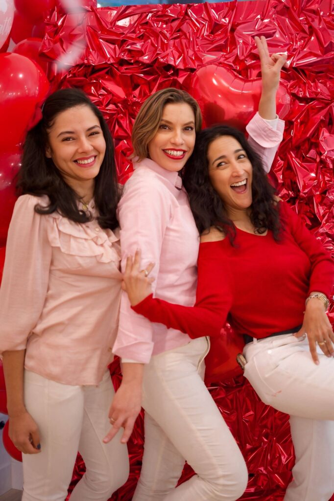 amigas celebrando en tábatha shop el dia de las amigas