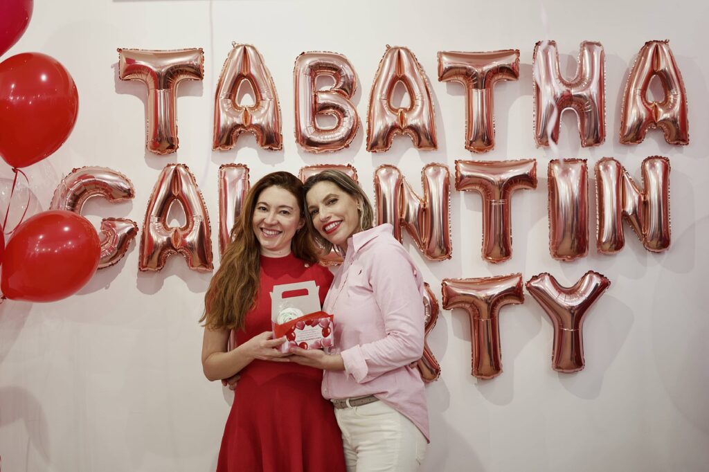 entrega de recuerdo cajita de chuches galentines party eva soto y monica chacin seo copywriter