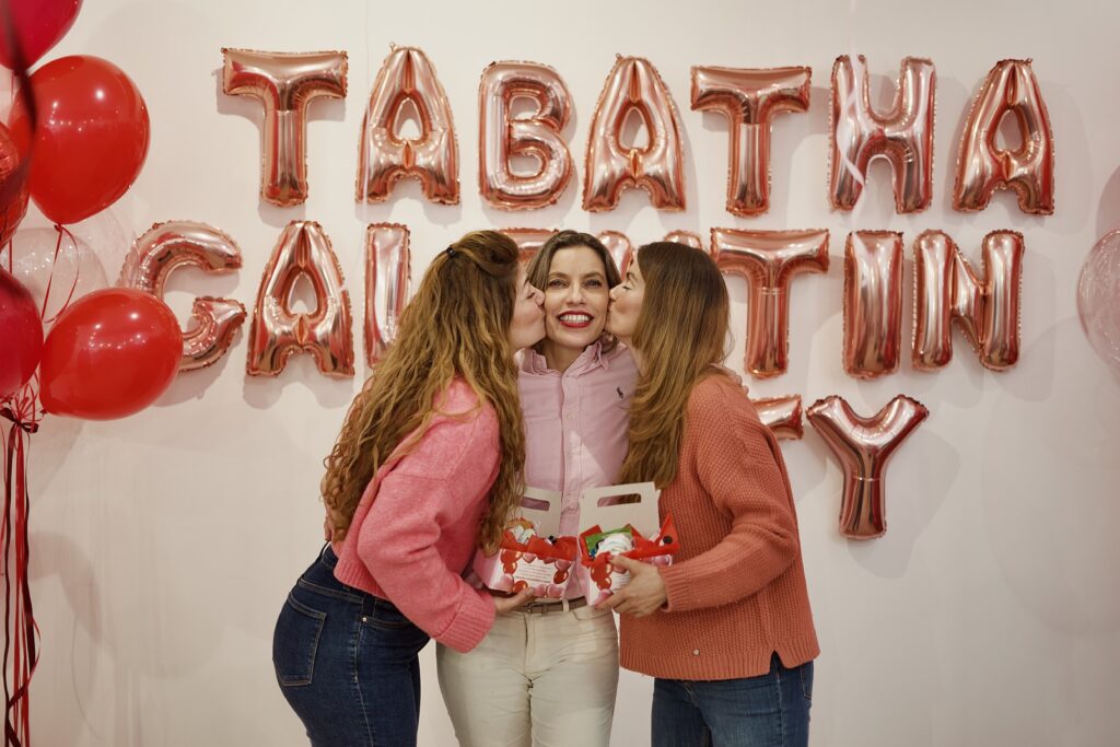 entrega de recuerdo cajita de chuches galentines party