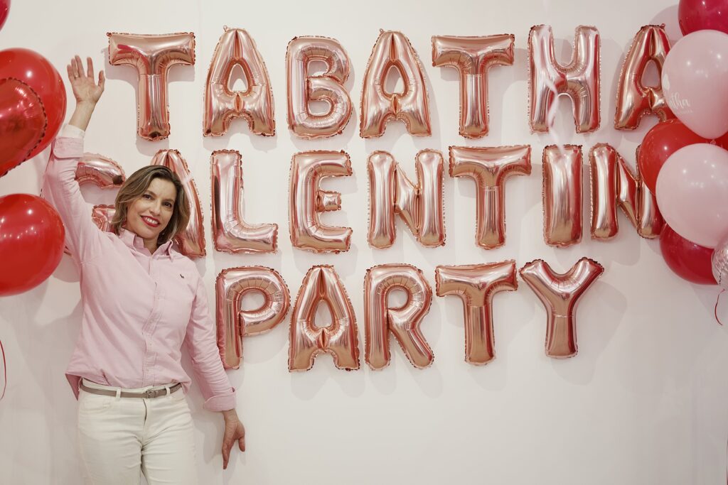 eva soto de tabatha decora tu fiesta posando frente al photocall de galentine's day
