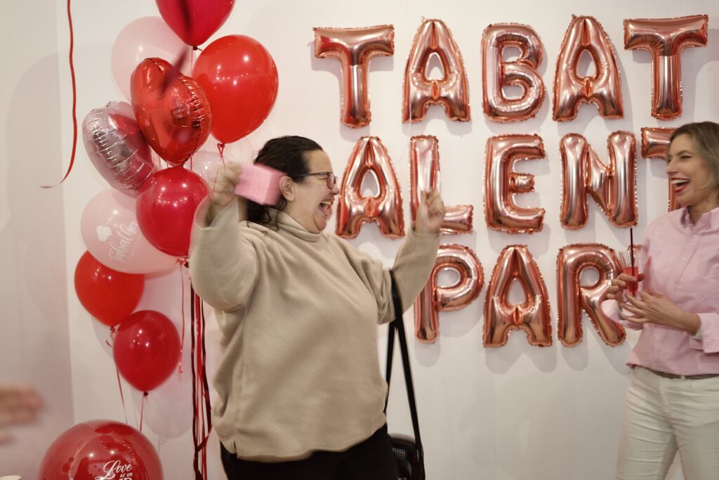 mujer celebrando porque se ha ganado el premio del sorteo de galentine's party en tabatha decora tu fiesta