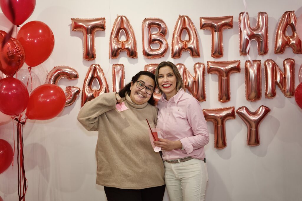 eva soto entregando el premio del sorteo de galentine a la feliz ganadora