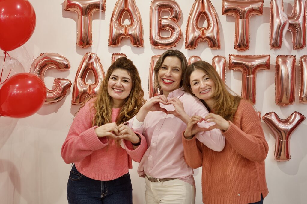 dress code rosa y rojo mujeres sonriendo y celebrando galentine's day en tabatha shop