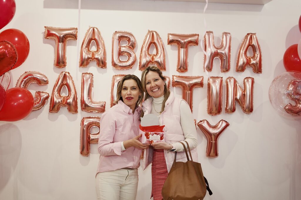 entrega de recuerdo cajita de chuches galentines party