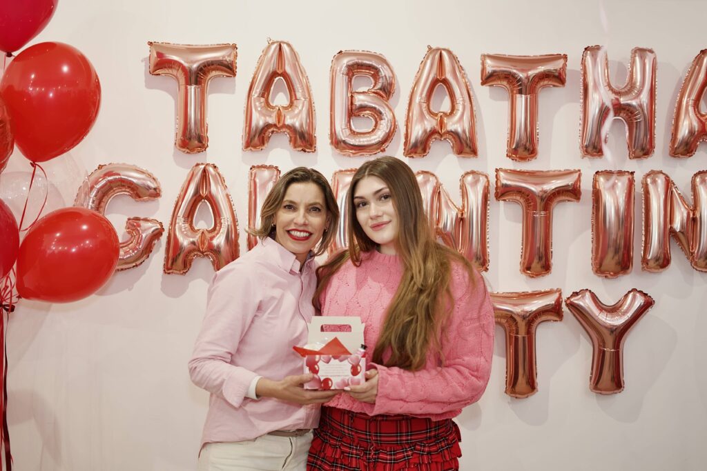 entrega de recuerdo cajita de chuches galentines party eva soto y monica chacin seo copywriter