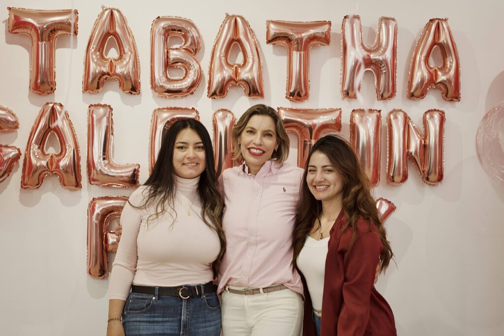 amigas en galentine's day celebrando con Tábatha