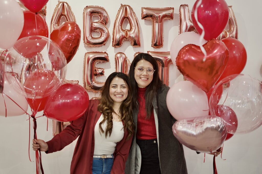 amigas en galentine's day celebrando con Tábatha