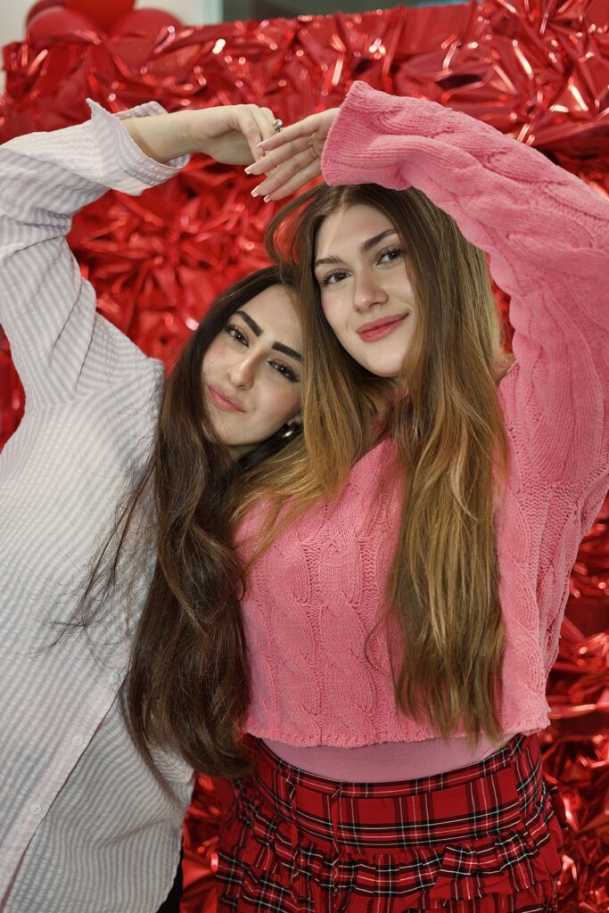 amigas photocall galentine's day