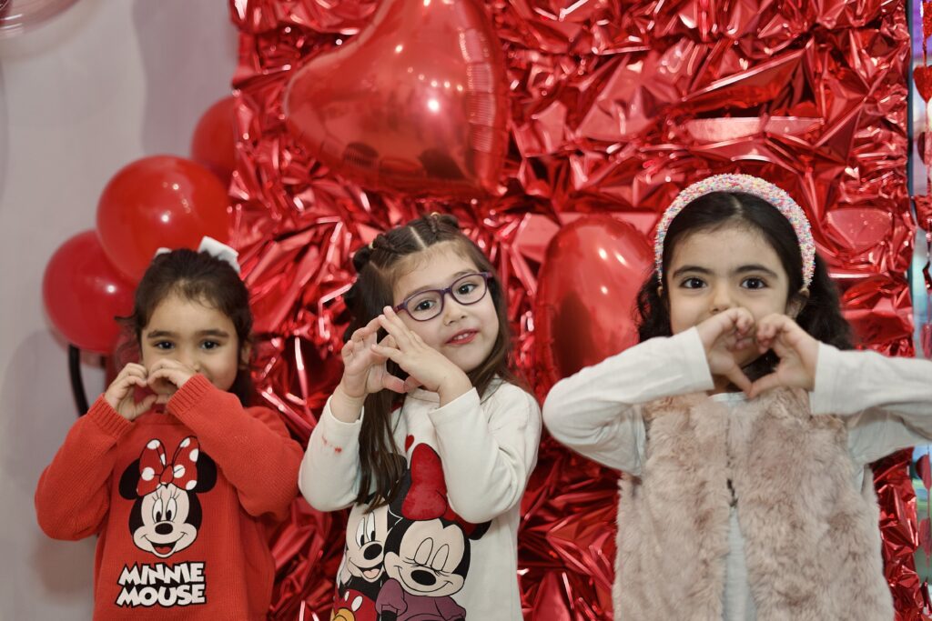 amigas en galentine's day en tabatha shop niñas sonriendo y haciendo un corazón con sus manos