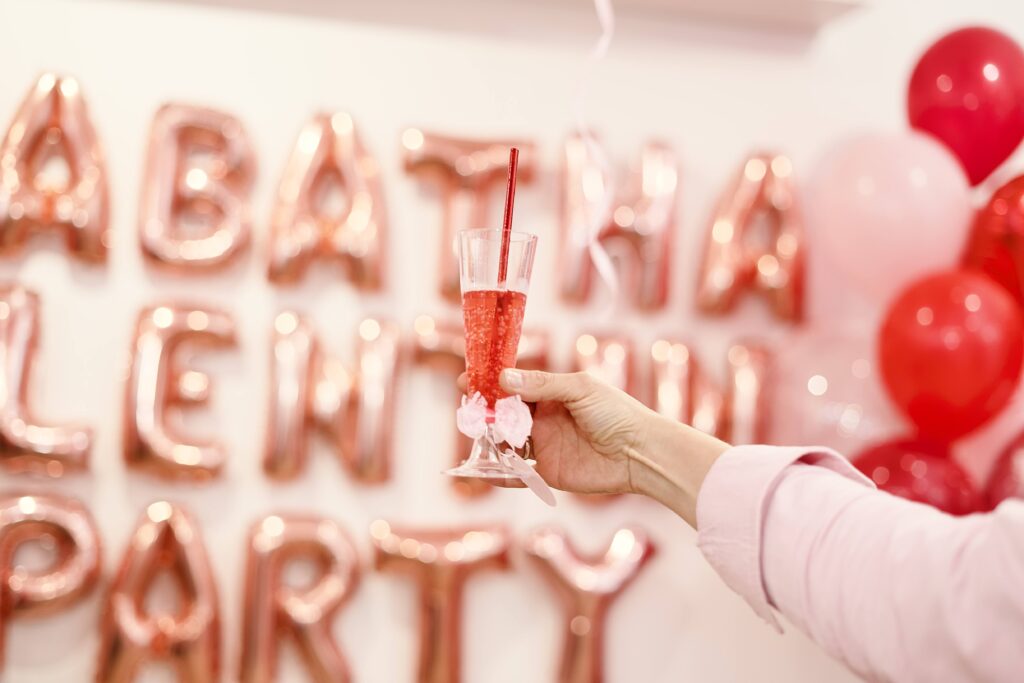 brindis de eva soto con un cóctel rosa en la fiesta de galentine's day o día de las amigas