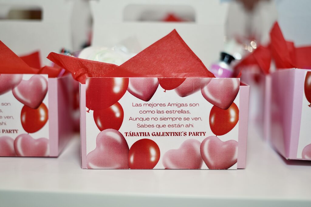 cajita de chuches sorpresa con mensaje para el día de galentine's day