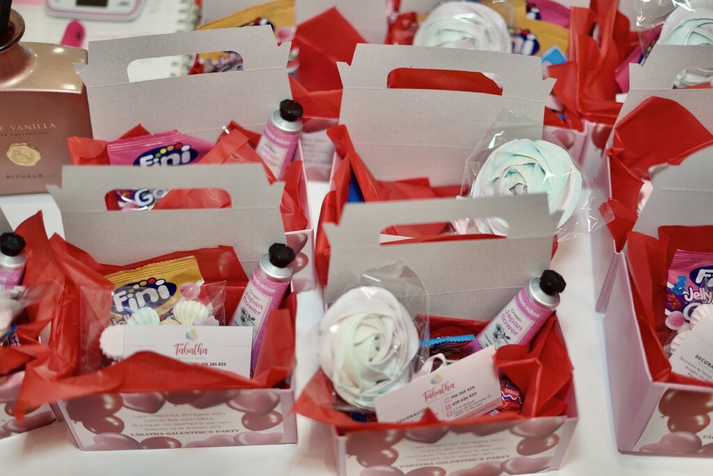 cajita de chuches sorpresa con mensaje para el día de galentine's day