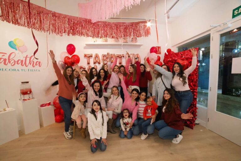 grupo de mujeres en la galentine's party de tabatha decora tu fiesta celebrando galentine's day rodeadas de una decoración especial con globos