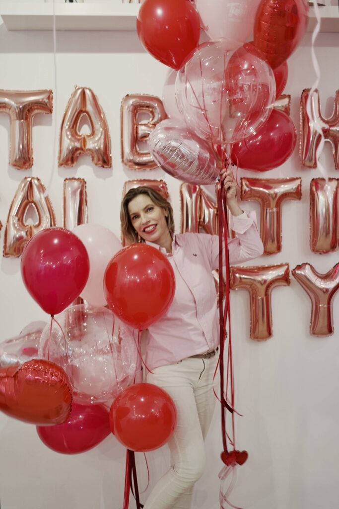 eva soto con globos rojos y rosa en tabatha decora tu fiesta galentine party