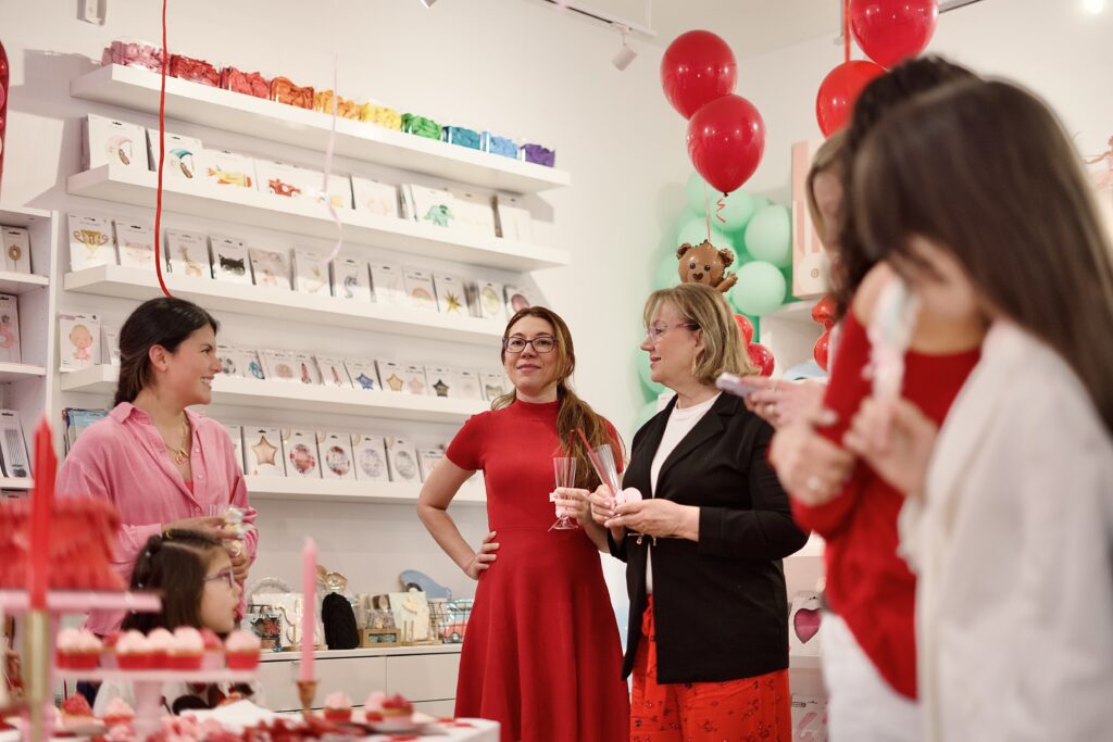 galentine's party de tabatha decora tu fiesta dos mujeres hablan en público y sonrien