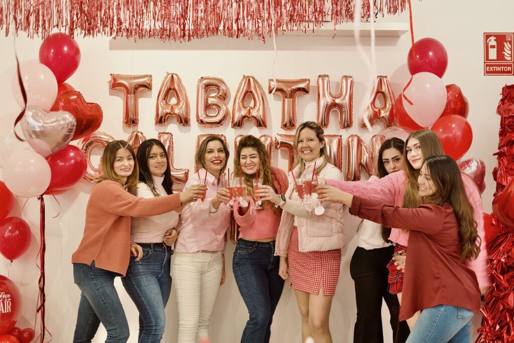 grupo de mujeres celebrando el día de las amigas o galentine's day y brindando en la tienda de tabatha decora tu fiesta en madrid