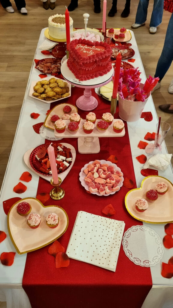 mesa dulces y chuches vista completa tabatha decora tu fiesta en la fiesta de galentine's party