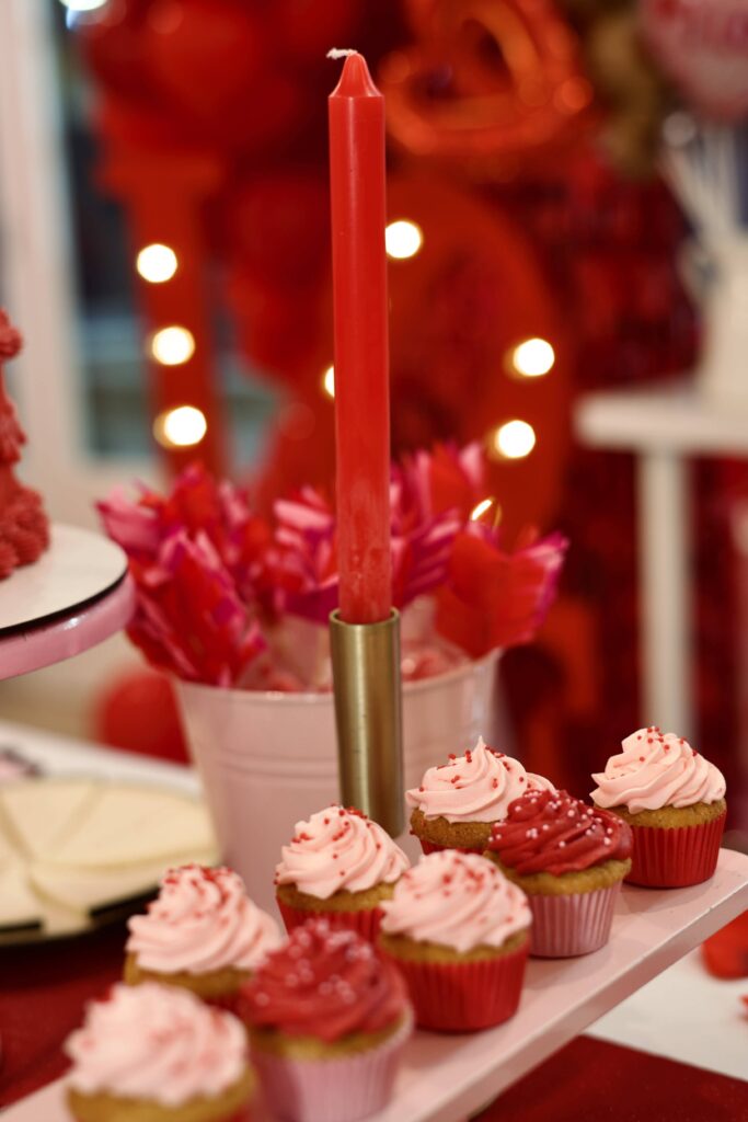detalle mesa postres mini cupcakes velas rosa y rojo para galentine's day y san valentin